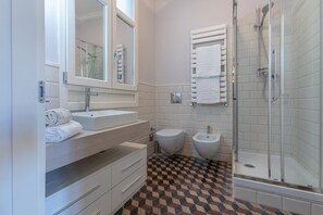 Een douche, een haardroger, een bidet, handdoeken