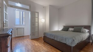 Ein Schlafzimmer mit einem Bett, einem Schreibtisch und einem Kleiderschrank.