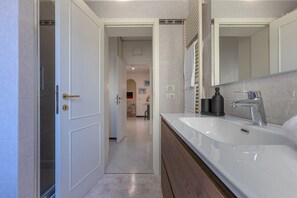 Regadera, secadora de cabello, bidet, toallas 