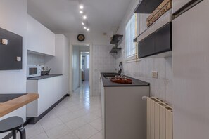 Jääkaappi, liesi, astianpesukone, leivänpaahdin
