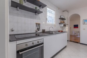 Fridge, stovetop, dishwasher, toaster