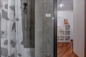 Shower, hair dryer, bidet, towels - GuestHost - Bright studio apartment perfect for two people, located in a building with a garden in the Cirenaica district, an area near the center equipped with all services. Located just 20 meters from the entrance to the S.Orsola Polyclinic, it is idea (Bologna)
