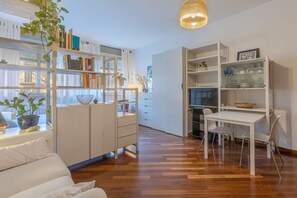 TV - GuestHost - Bright studio apartment perfect for two people, located in a building with a garden in the Cirenaica district, an area near the center equipped with all services. Located just 20 meters from the entrance to the S.Orsola Polyclinic, it is idea (Bologna)