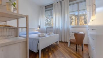 1 habitación, tabla de planchar con plancha, wifi y ropa de cama