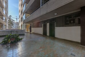 Exterior - GuestHost - Bright studio apartment perfect for two people, located in a building with a garden in the Cirenaica district, an area near the center equipped with all services. Located just 20 meters from the entrance to the S.Orsola Polyclinic, it is idea (Bologna)