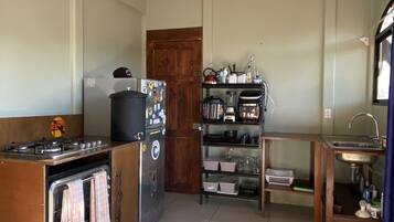 Oven, stovetop, cookware/dishes/utensils, spices