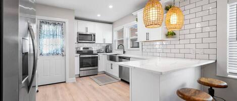 Een koelkast, een microgolfoven, een oven, een kookplaat