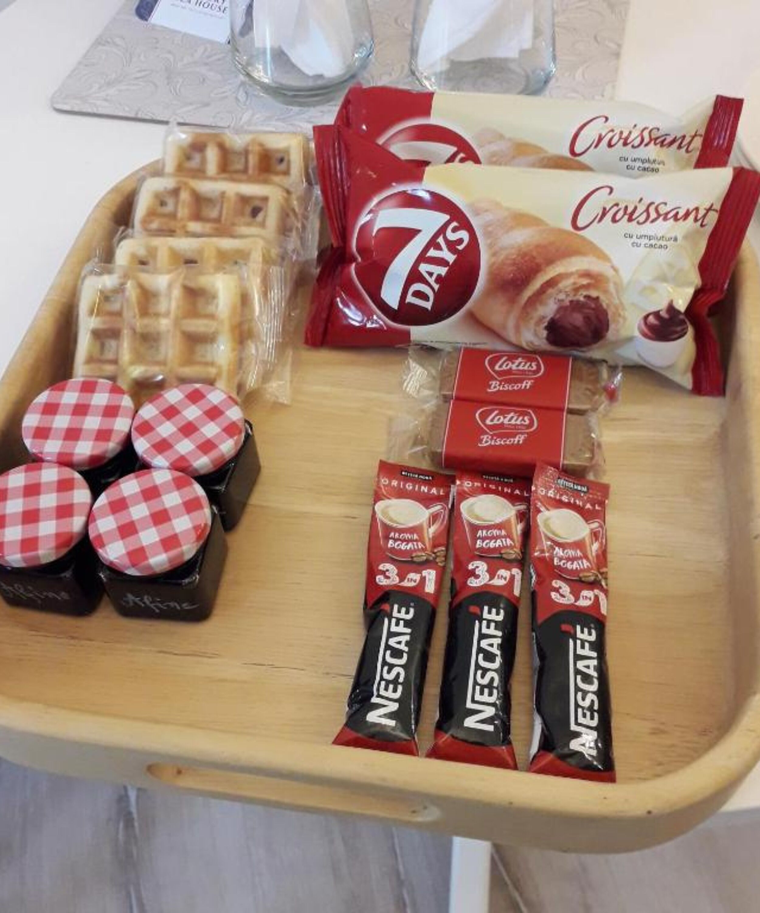 Päivittäinen mannermainen aamiainen (10 RON per henkilö)