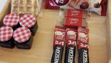 Päivittäinen mannermainen aamiainen (10 RON per henkilö)