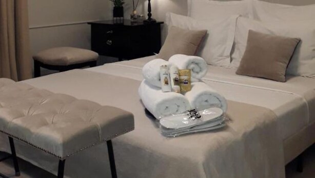 Chambre Deluxe | Lit avec matelas en mousse à mémoire, bureau, rideaux d’obscurcissement