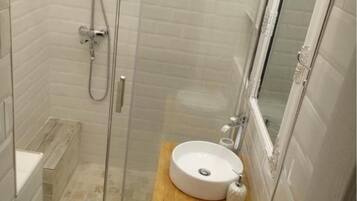 Habitación doble Deluxe | Baño | Regadera, regadera tipo lluvia, amenidades de baño gratuitas 