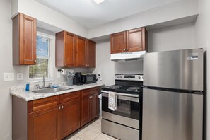 ثلاجة، ميكروويف، فرن، موقد طهي مسطح