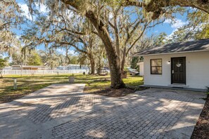 المنطقة المحيطة بالمنشأة