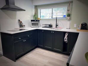 ثلاجة، ميكروويف، فرن، موقد طهي مسطح