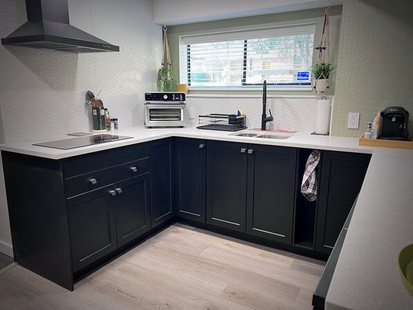 Frigorifero, microonde, forno, piano cottura
