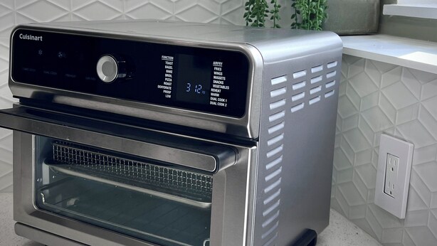 Un four Cuisinart en acier inoxydable doté d’un écran numérique, d’un gril intégré et d’un panneau de commande offrant diverses fonctions de cuisson.