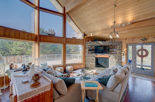 New Julie's Stuga-Oceanfront with stunning deck and private access to beach