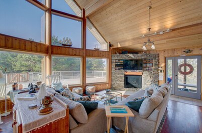 New Julie's Stuga-Oceanfront with stunning deck and private access to beach