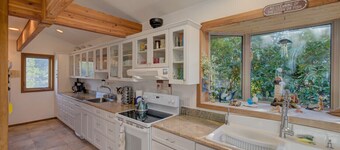 New Julie's Stuga-Oceanfront with stunning deck and private access to beach