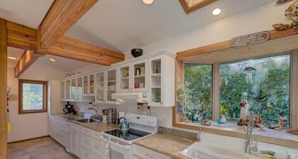 New Julie's Stuga-Oceanfront with stunning deck and private access to beach