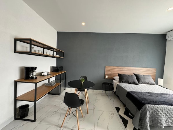 Free minibar items, free WiFi, bed sheets