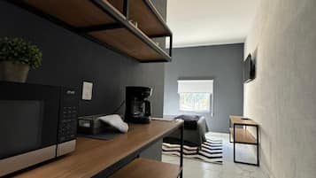 Frigobar, microondas, cafetera y tetera y artículos de limpieza