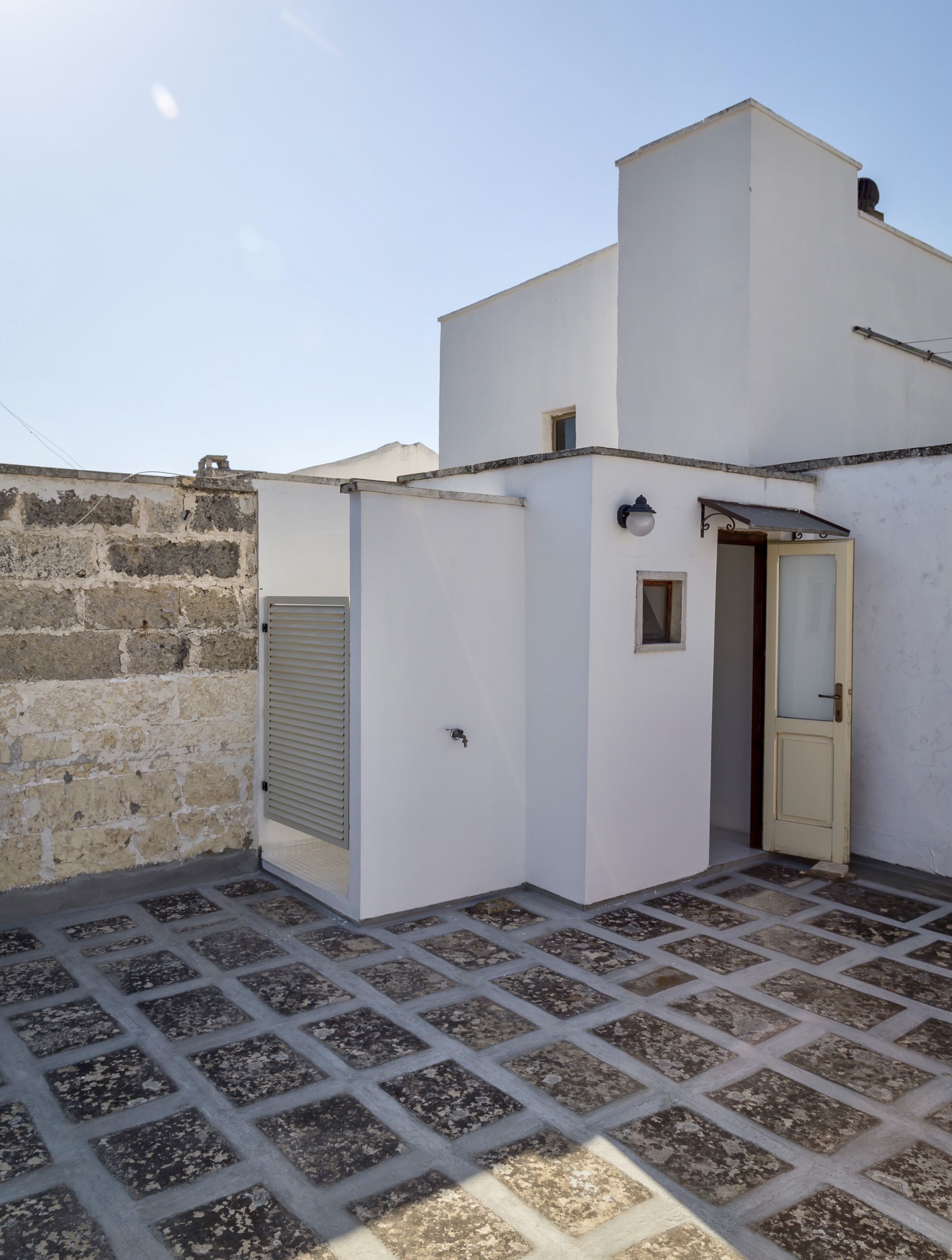 The outdoor shower and bathroom. La doccia all'aperto con bagno.