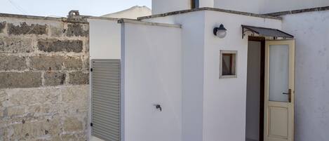 The outdoor shower and bathroom. La doccia all'aperto con bagno.