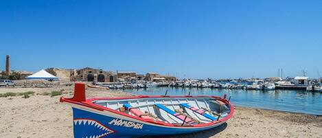 Una spiaggia nelle vicinanze, pesca