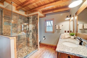 Dusche, Haartrockner, Handtücher, Seife