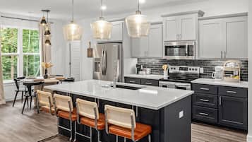 Køleskab, mikrobølgeovn, ovn, kogeplade