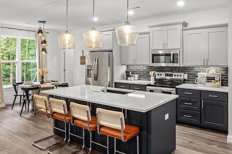 Fridge, microwave, oven, stovetop. Entire Home w/Kitchen & Grill Near Trails in Bella Vista
