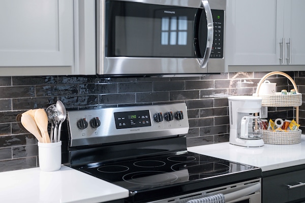 Réfrigérateur, micro-ondes, four, plaque de cuisson