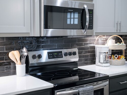 Entire Home w/Kitchen & Grill Near Trails in Bella Vista