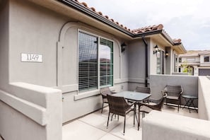 Outdoor dining - Red Riviera | Prime Location For Adventure! (Washington)