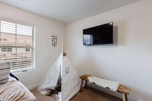 3 bedrooms, iron/ironing board, free WiFi, bed sheets