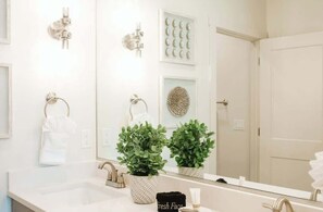 Een douche, een haardroger, handdoeken