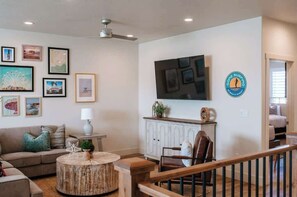 TV, offices - California Dreamin' | Family Amenities & Adventure (Washington)