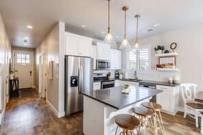 Coffee/tea maker, fridge, microwave, oven - The Oasis @ Freedom Village | Sleeps up to 10! (Washington)