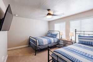 5 bedrooms, iron/ironing board, free WiFi, bed sheets - Cactus Rose | Multi-Suite Home | Private Hot Tub (Washington)