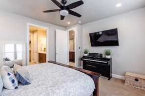 5 habitaciones, tabla de planchar con plancha y cuna de viaje