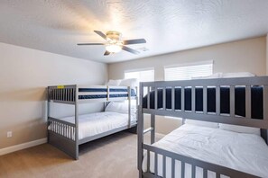 5 bedrooms, iron/ironing board, travel cot, free WiFi - Cactus Rose | Multi-Suite Home | Private Hot Tub (Washington)
