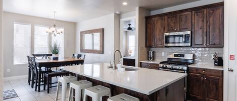 Refrigerador, microondas, horno, placa de cocina