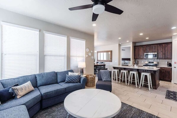 TV, table football, ping pong - Cactus Rose | Multi-Suite Home | Private Hot Tub (Washington)