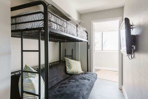 TV, offices - A Desert Oasis - Newly Renovated Condo, Pet Friend (St. George)