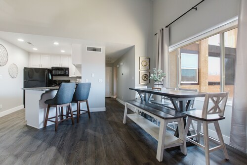 A Desert Oasis - Newly Renovated Condo, Pet Friendly!