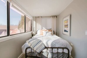 2 bedrooms, iron/ironing board, free WiFi, bed sheets - A Desert Oasis - Newly Renovated Condo, Pet Friend (St. George)