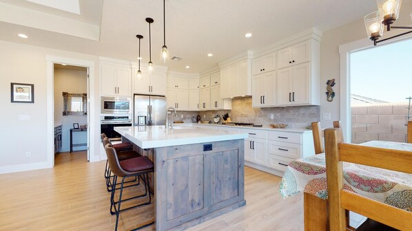 Fridge, microwave, oven, stovetop - Fire Rock | Brand New 30+ Day | 3 bed/2.5 bath (Hurricane)