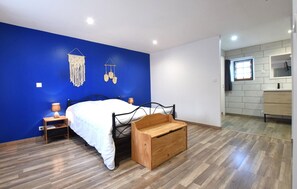 3 bedrooms, travel cot, free WiFi, bed sheets