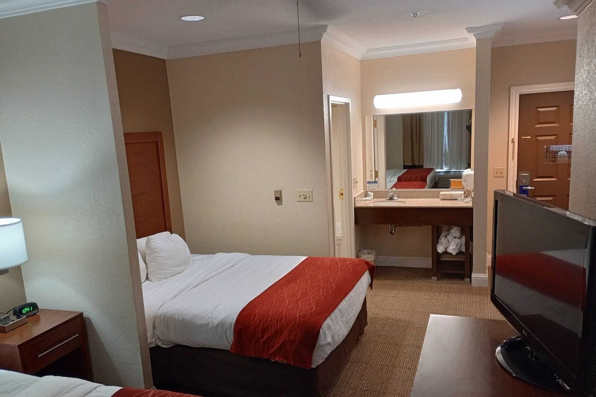1 bedroom, in-room safe, desk, blackout curtains